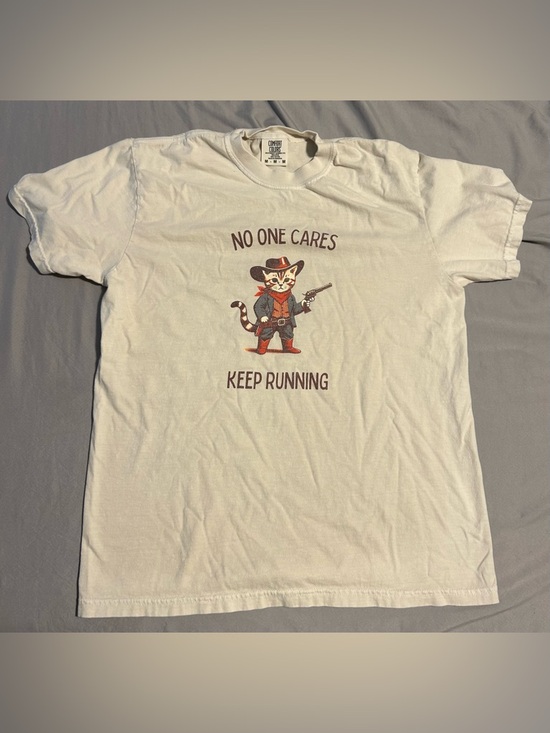 Gildan Tops - Gildan Cream Crew Neck Tee with Printed Care Label- size s/m